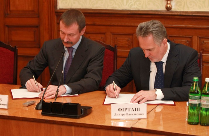 Dmitry Firtash, FRU President, and Mykhailo Papiev, Governor of Chernivtsi Region sign a Memorandum On Cooperation