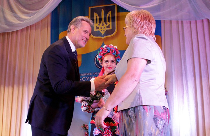 Dmitry Firtash, President of the Federation of Employers of Ukraine greeting chemical industry workers with their professional holiday