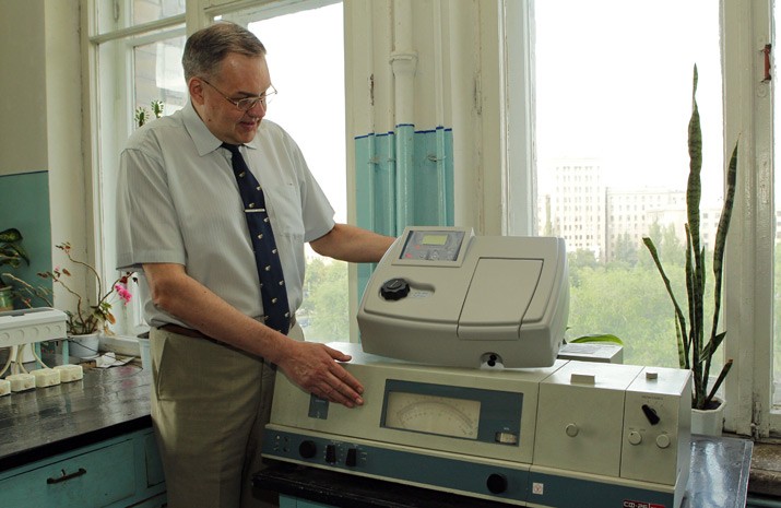 Kharkiv V.N. Karazin University’s Vice-President Yuriy Kholin compares the old and the new equipment