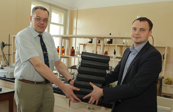 OSTCHEM representative L. Begunov-Novikov presents the donated equipment to Kharkiv V.N. Karazin University’s Vice-President Yuriy Kholin