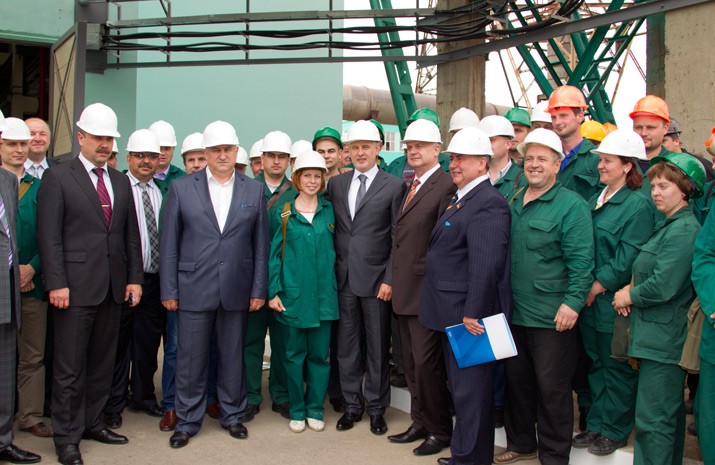 Employees and executive staff at the ceremony of launch of a new nitric acid production unit at ‘Rivneazot’