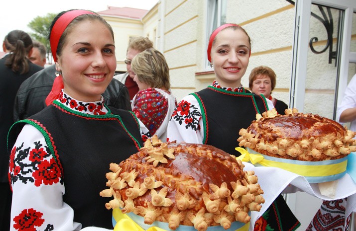 Traditional welcoming bread and salt was handed to the esteemed guests in Zalishchyki