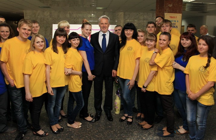 Dmitry Firtash and chemistry students